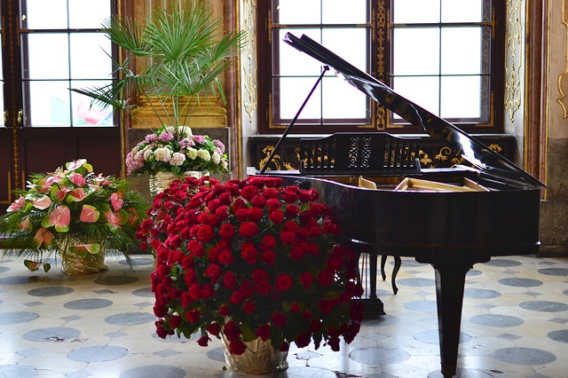 květiny u klavíru