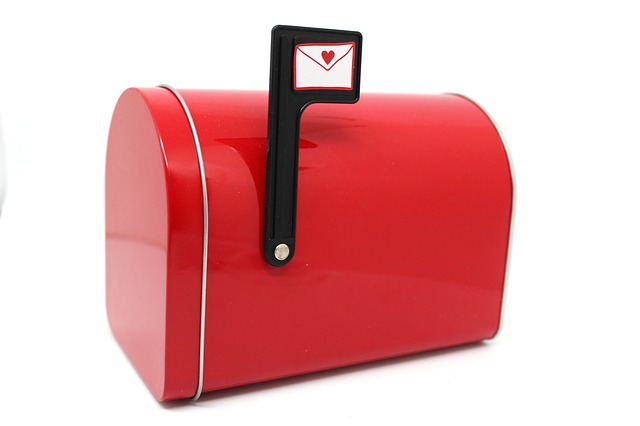červená poštovní schránka