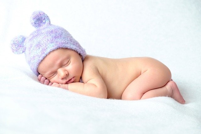 novorozeně v čepici