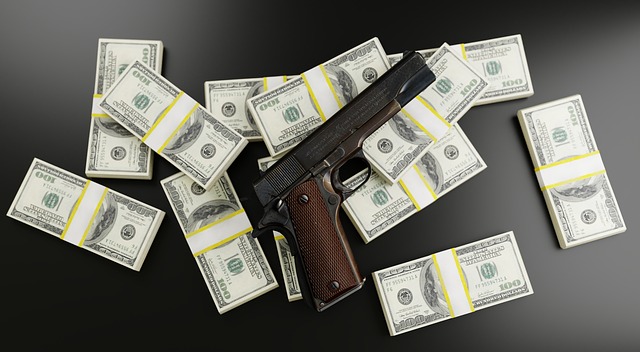 pistole na penězích