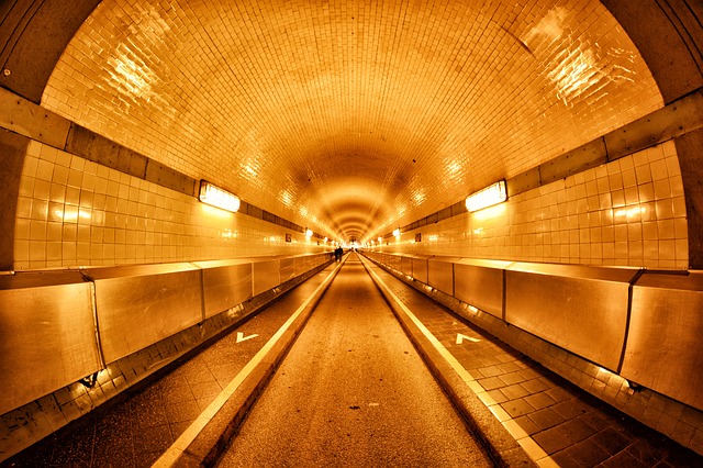 osvětlený jednosměrný tunel